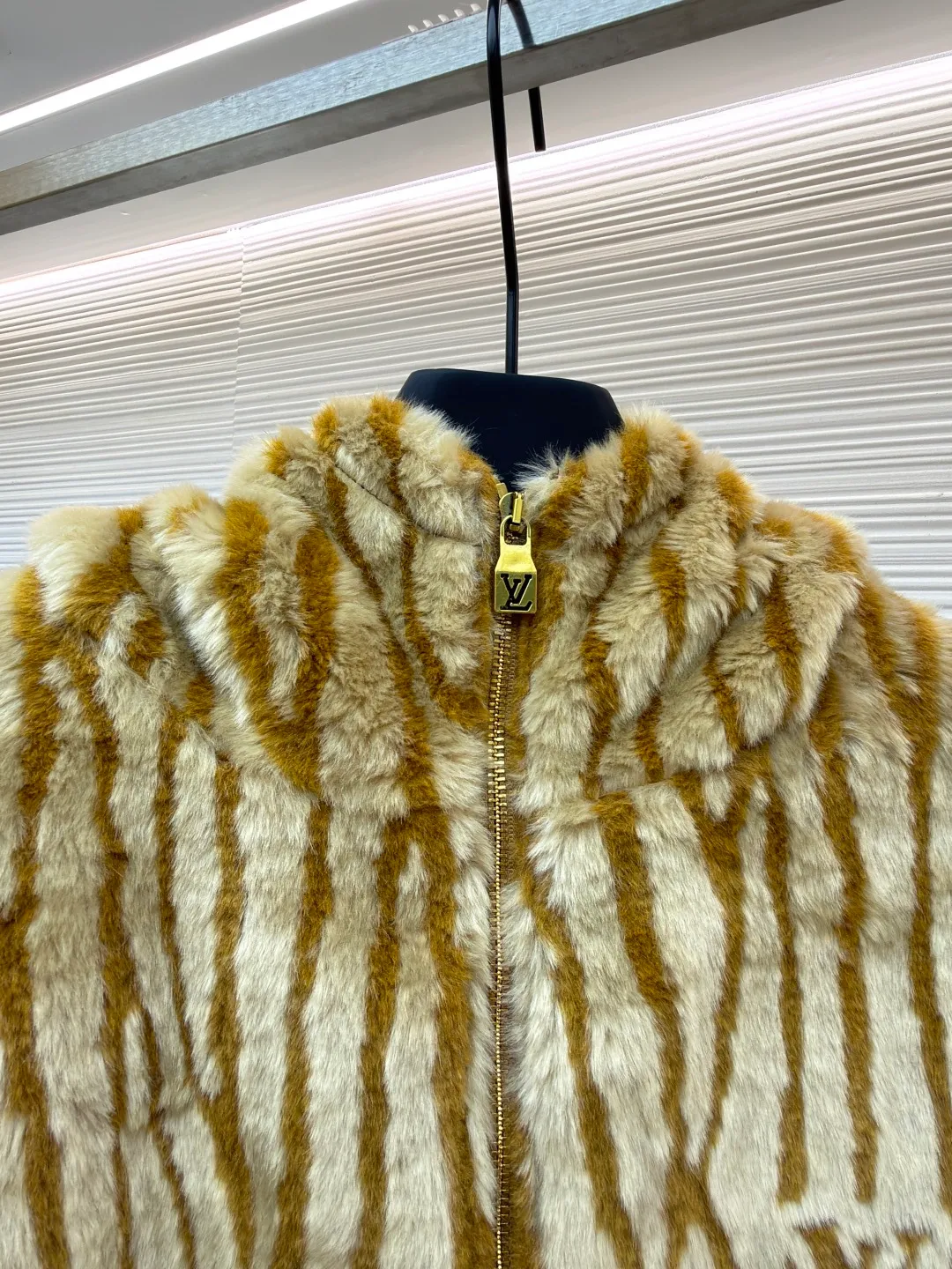 LOUIS VUITTON SKI ski series EPI suede hooded tunic jacket ●Original version: purchased and developed by 18109 ●Item number: 1681988-B60 ●Fabric: nylon fabric ●Technology: Positioning cutting machine ●Color: Khaki ●Version: Fitted version ●Weight: about 1140 grams ●Size: S-M-L-XL ●Description: EPI suede hooded tunic jacket. This hooded tunic jacket is made of soft faux fur suede fabric embellished with Epi leather. It pays tribute to the brand's leather goods heritage. The elegant pattern incorporating Momlgram elements and the handwritten Vuitton logo on the back outline the three-dimensional texture. The casual configuration is suitable for happily gathering with friends after playing in the snow. Main fabric: Base fabric: 100% polyester, plush, acrylic, modified acrylic, lining: 100% nylon, full-width product logo pattern, imitation fur suede fabric for a three-dimensional effect. The overall wiring is straight and delicate, the fabric is comfortable and soft, and the color is consistent without color difference. It can be matched with the same style to create a fashionable look and control various occasions. Customized accessories, complete with three standards, same style for men and women!